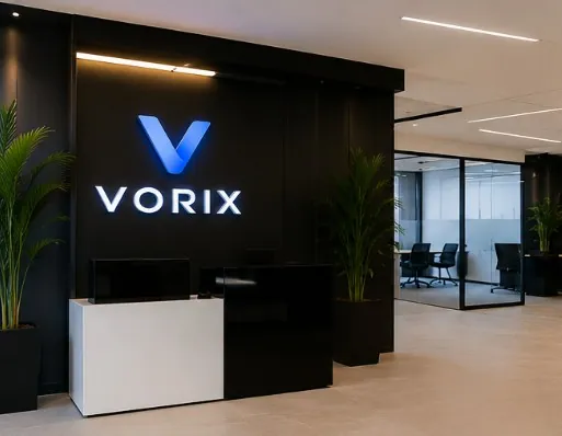 Recepción de las oficinas de VORIX con el logotipo en pared